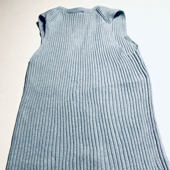 Gap, sleeveless sweater, V-neck size medium. - Picture 8 of 10